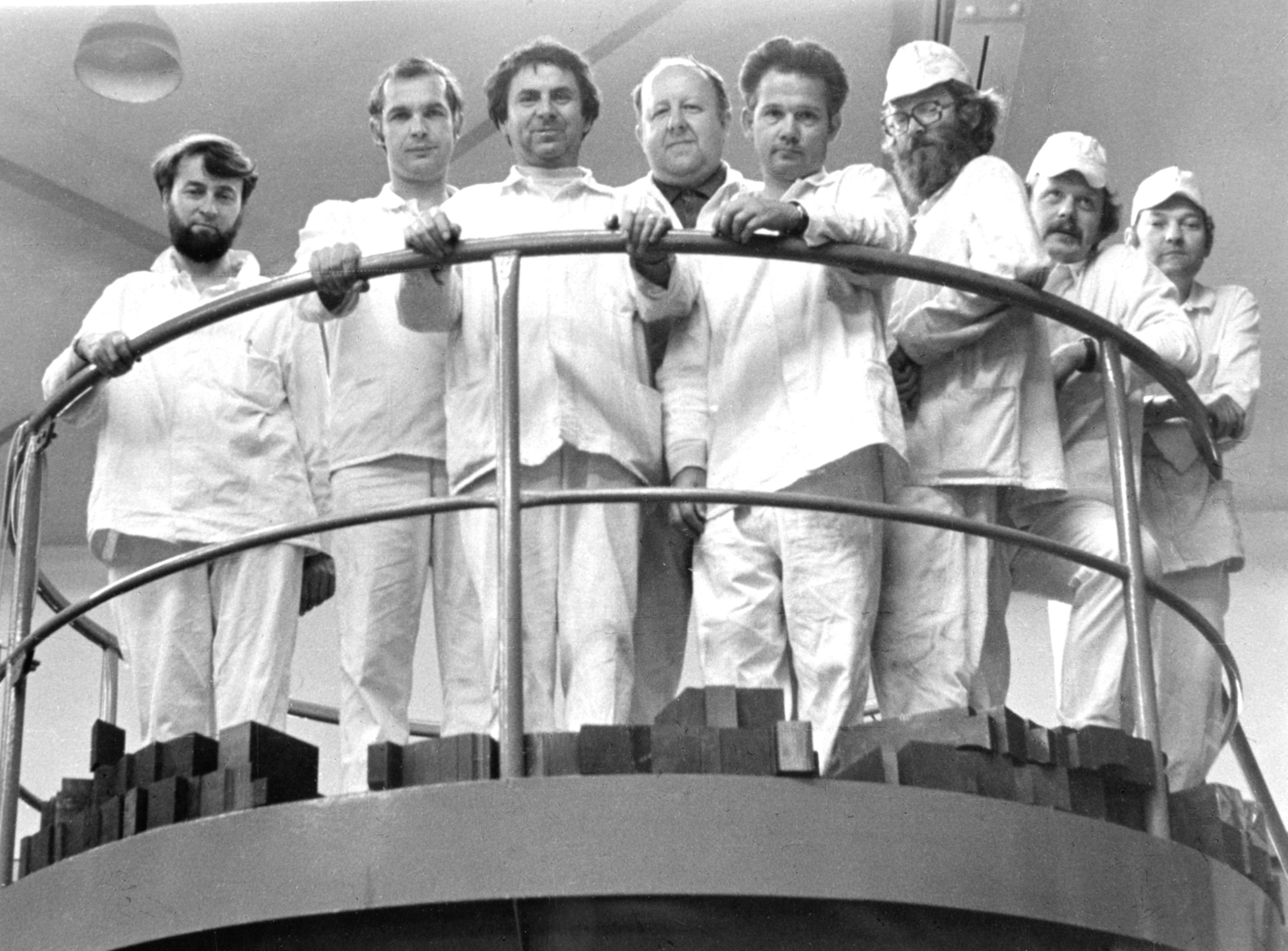 Prof. Adam und Mitarbeiter beim Aufbau des AKR1 1978