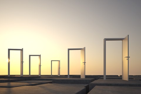 Abstrakte Abbildung von fünf offenen Türen, die freistehend auf einer Fläche stehen.