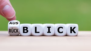 Abbildung von sechs nebeneinander liegenden Würfeln. Auf dem ersten Würfel steht auf zwei Seiten "Aus" und "Rück", auf den anderen Würfeln die Buchstaben "B", "L", "I", "C", "K"