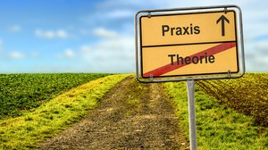 Darstellung eines Wegweisers, der auf einem Feldweg steht, der geradeaus zum Horizont führt. Der Wegweiser ist horizontal geteilt. Oben steht "Praxis" mit rechts daneben einem geraden Pfeil. Unten ist das Wort "Theorie" durchgestrichen.