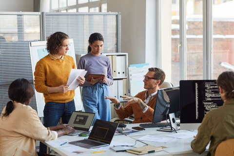 Ein Team diskutiert über IT Themen.