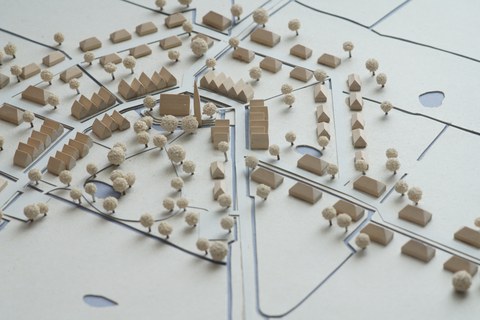 Ein planerischer Entwurf einer Stadt aus Pappe ist zu sehen.