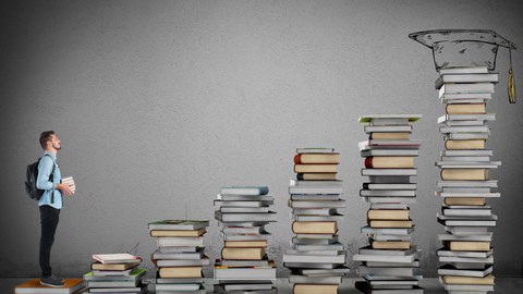 Student steht auf einer siebenstufigen Treppe aus Büchern mit Blick zur obersten Stufe mit einem Doktorhut als Ziel.