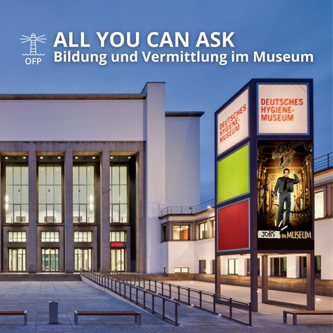 Auf dem Bild ist eine Frontalansicht des DHMD zu sehen mit einem Poster auf dem Jobs im Museum steht.