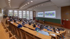 Hörsaal mit Teilnehmenden während Projektwoche BeING Inside