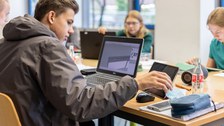 Schülergruppe im Arbeitsprozess