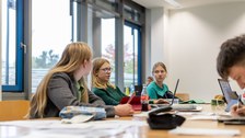 Schülergruppe im Arbeitsprozess