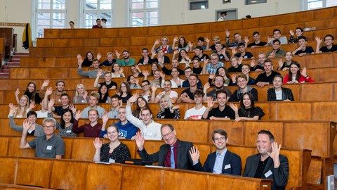 Teilnehmende sitzen im Hörsaal