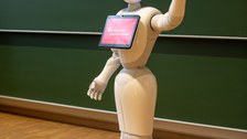der humanoide Roboter winkt
