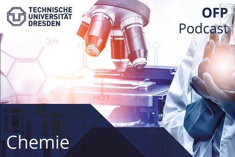 Darstellung des Covers des Chemie Podcasts. Chemische Formeln auf der linken Seite, ein Mikroskop in der Mitte, rechts hält eine Person im Kittel und mit Schutzhandschuhen und Arbeitskittel ein Reagenzglas.