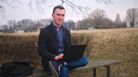 Foto von Edgar Dorausch mit Laptop auf einer Bank