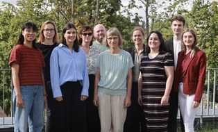 Gezeigt ist ein Teamfoto mit Personen 