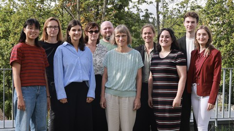 Gezeigt ist ein Teamfoto mit Personen 