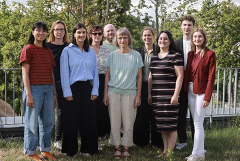 Gezeigt ist ein Teamfoto mit Personen