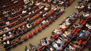 Foto einer Zuschauermenge in einem großen Saal aus der Vogelperspektive 