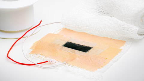 Demonstrator für einen smarten Verband. Ein elektronisches Bauteil wird einen Verband integriert, so dass es am menschlichen Körper eingesetzt werden kann. So ist beispielsweise die ständige Überwachung von Wundheilungsprozessen möglich.