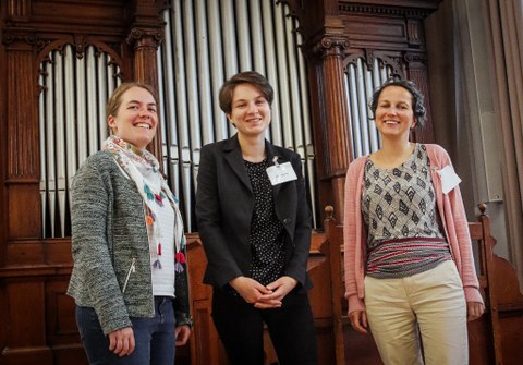 Drei Wissenschaftlerinnen vor einer Orgel