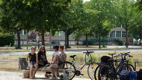studentin, students, studentinnen, studierende, campus, campusleben, uni, outdoor, sommer, friends, laugh, fun, austausch, together, university, universität, education, young people, gemeinsam, together, communication, bike, bikes, group, gruppe,