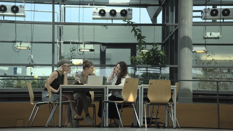 students, studentin, studentinnen, studierende, group, group work, group project, talk, talking, laptop, computer, uni, lehre, digital, education, friends, university, universität, young people, austausch, gemeinsam, together, communication