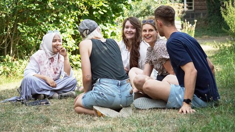 Studierenden beim digitalen Lernen auf dem Campus TUD