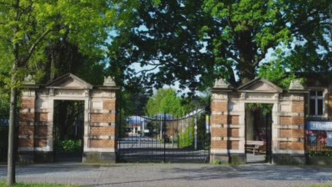 Foto des Gartenportals mit zwei kleineren Seitentoren und dem großen Mitteltor.