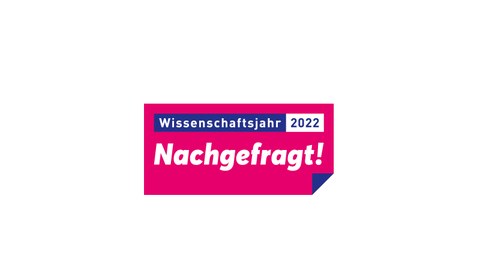 Logo zum Wissenschaftsjahr. Text Wissenschaftsjahr 2022 Nachgefragt! vor einem pinken Rechteck.