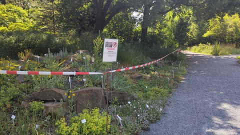 Absperrung im Freigelände des Gartens