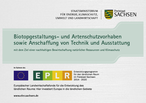 Plakette zur Kennzeichnung der Förderung des Projektes durch den Freistaat Sachsen mit Titel des Projekts und der Fördermaßnahmen