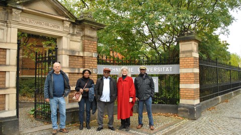 Vertreter des Botanischen Gartens und der angolanischen Partneruniversität beim Gruppenfoto am Garteneingang