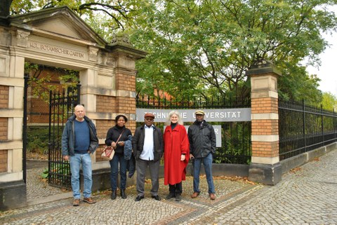 Vertreter des Botanischen Gartens und der angolanischen Partneruniversität beim Gruppenfoto am Garteneingang