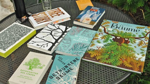 Foto: Mehrere Bücher zum Thema Bäume liegen auf einem Tisch