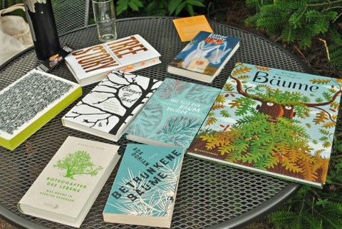 Foto: Mehrere Bücher zum Thema Bäume liegen auf einem Tisch
