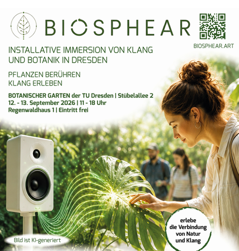 Frau berührt Blatt einer Monstera Pflanze