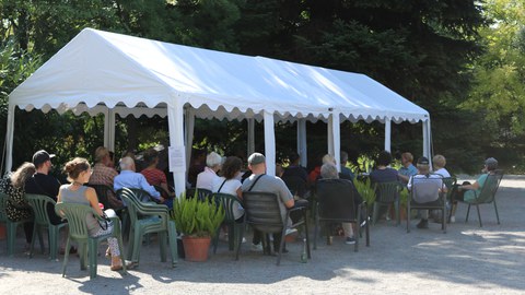 Publikum unter Pavillons