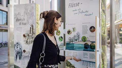 Besucherin vor Informationstafeln in der Ausstellung