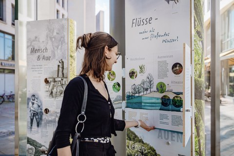 Besucherin vor Informationstafeln in der Ausstellung