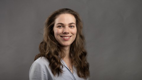 Doktorandin Sophie Jacobs lächelt in die Kamera