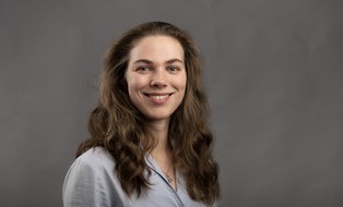 Doktorandin Sophie Jacobs lächelt in die Kamera