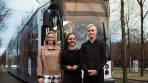 3 Doktoranden vor der Straßenbahn