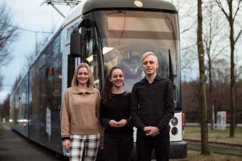 3 Doktoranden vor der Straßenbahn