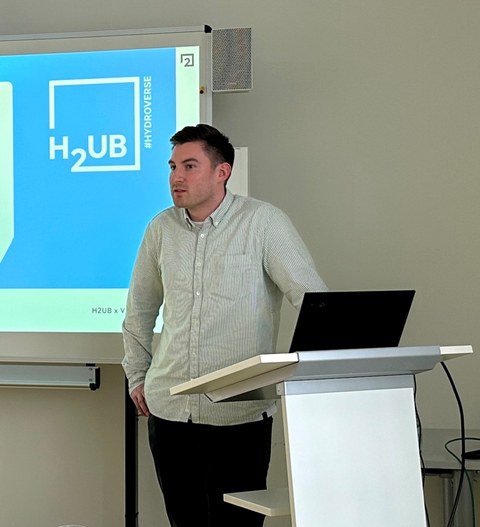 Aljoschae Frede von H2UB stellt die Netzwerkerplattform vor