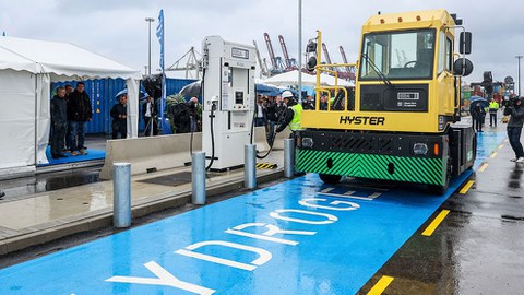 estfeld mit einer Wasserstofftankstelle am Hamburger Hafen