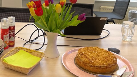 Ein Blumenstrauß und Kuchen zur Begrüßung