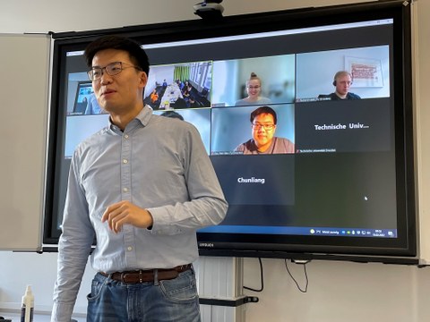 Doktorand Zizhe Wang bei seiner Präsentation