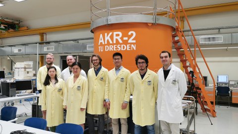 Kollegiatinnen und Kollegiaten stehen vor dem Ausbildungskernreaktor der technischen Universität Dresden