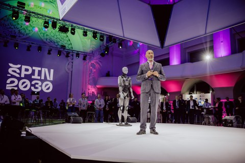 Professor Hurtado spricht bei der SPIN 2030 Auftaktveranstaltung 