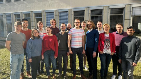 Gruppenbild des Boysen Graduiertenkollegs vor dem Bürogebäude