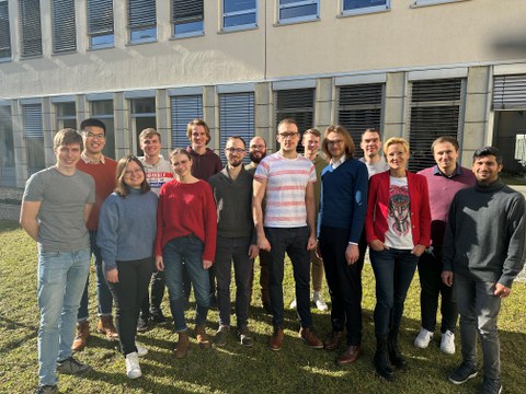 Gruppenbild des Boysen Graduiertenkollegs vor dem Bürogebäude