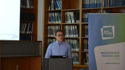 Doktorand Konstantin Schmidt präsentiert beim Workshop