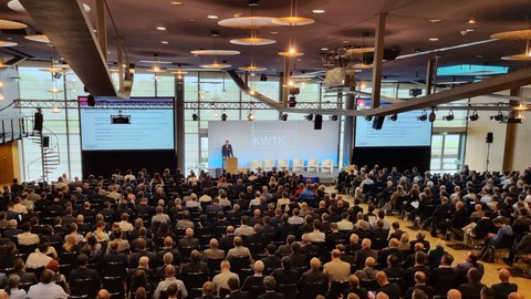 Blick auf den nahezu vollständig besetzten Saal.